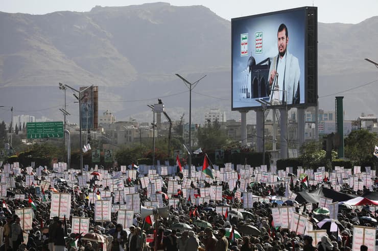 המונים בעצרת "תמיכה בעזה" בצנעא בפברואר השנה, עם אל-חות'י על המסך (צילום: REUTERS/Khaled Abdullah) הפגנת תמיכה בעזה, בתימן