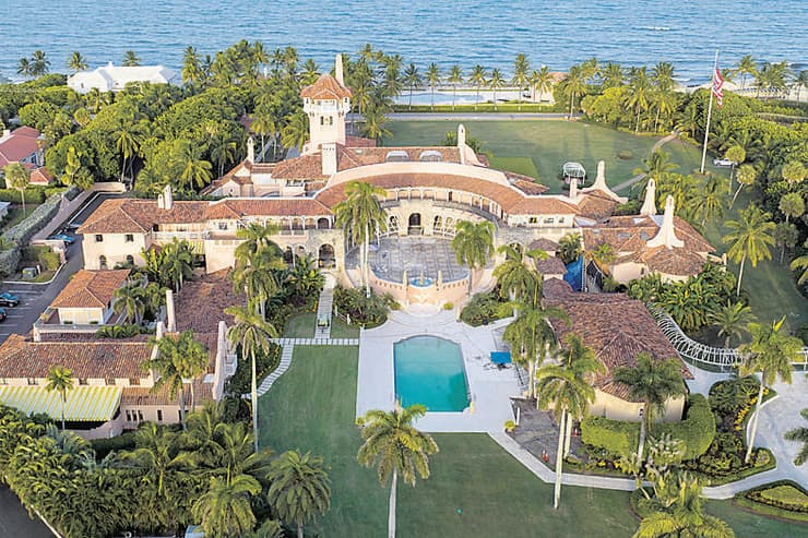 5,800 מ"ר, יותר מ-120 חדרים. השם: מספרדית (צילום: Steve Helber, AP) אחוזת מאר-א-לאגו של דונלד טראמפ