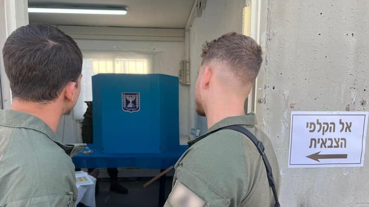 הצבעה באמצעות שתי מעטפות (צילום: דובר צה"ל) תיעוד של חיילי צה"ל מצביעים ברצועת עזה וגבול הצפון לרשויות המקומיות