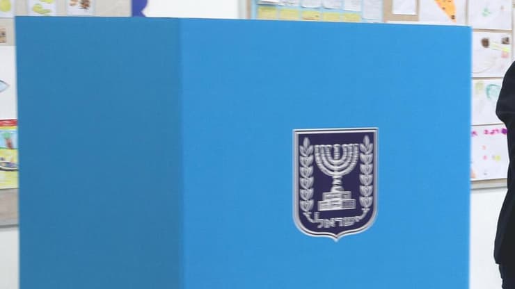 אורנה ברביבאי מצביעה בתל אביב