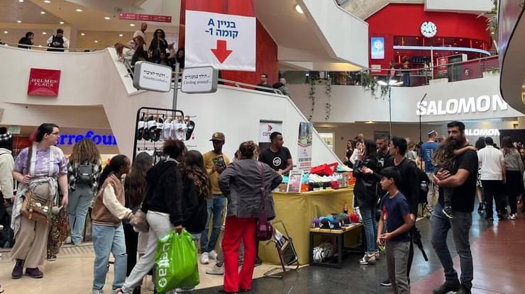 קניות בדיזנגוף סנטר (צילום: יעל צ'כנובר) יצאנו לדיזנגוף סנטר בבחירות המוניציפאליות