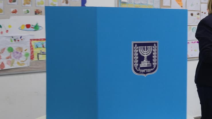 קלפי (צילום: אביגיל עוזי) אורנה ברביבאי מצביעה בתל אביב
