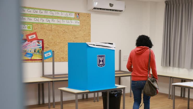 צילום: טל שחר רון חולדאי מצביע בתל אביב