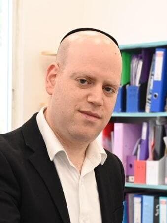 יעקב וידר מצביע בבני ברק