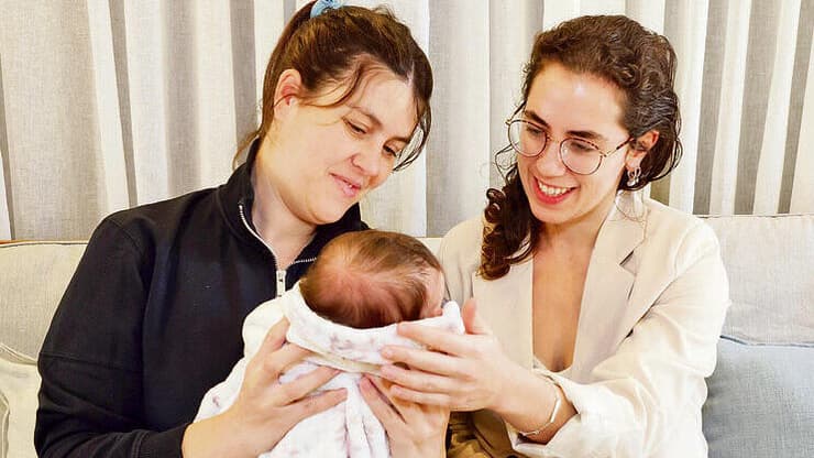 המפגש המרגש של התורמת והנתרמת. מימין: שלומית שקד ונטלי לולו שמריז (צילום: שאול גולן) נטלי שמריז לולו