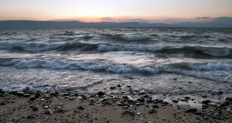 גלים בכינרת, ארכיון (צילום: shutterstock) גלים בכינרת, ארכיון