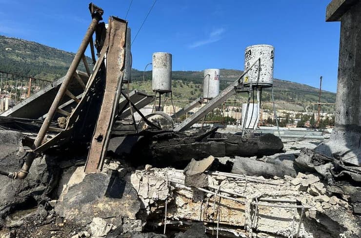 בניין שנפגע במלחמה (צילום: דוברות עיריית קריית שמונה) הבניין שנפגע מהשיגור לקריית שמונה