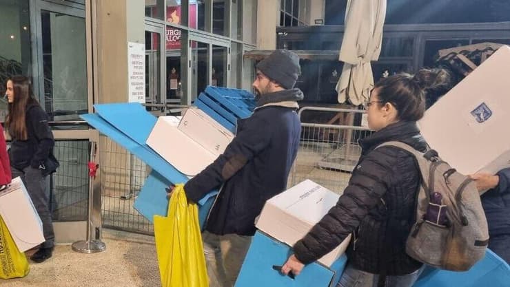 מגיעים עם הקלפיות לספירת הקולות בהיכל הספורט ברוממה בחיפה