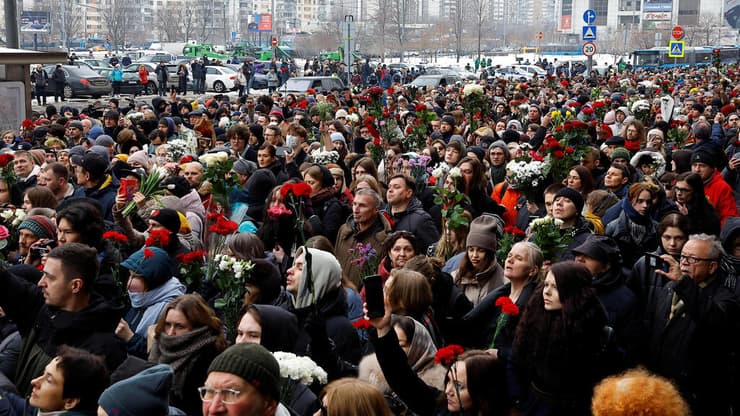 אלפים מחוץ להלוויתו של אלכסיי נבלני
