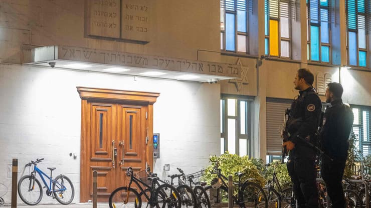 שוטרים שומרים על בית הכנסת בציריך, שוויץ