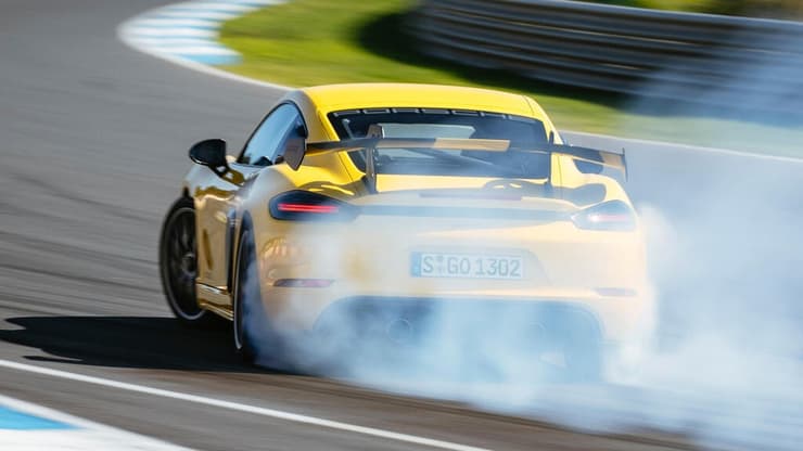 פורשה קאיימן GT4 RS