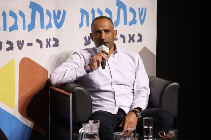 דדי שמחי. קרא לעשות סדר לפני פורים והמתקפה באיראן (צילום: דוברות עיריית באר שבע) תא"ל דדי שמחי, אב שכול ונציב כבאות והצלה לשעבר, באירוע שבת תרבות בבאר שבע