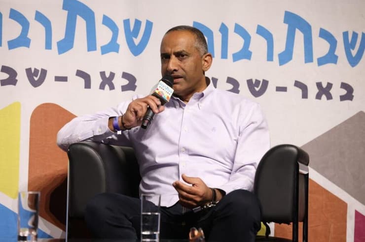 דדי שמחי לבנו: "מבטיחים לך שנמשיך קדימה כפי שכתבת ואמרת". ארכיון (צילום: דוברות עיריית באר שבע) תא"ל דדי שמחי, אב שכול ונציב כבאות והצלה לשעבר, באירוע שבת תרבות בבאר שבע