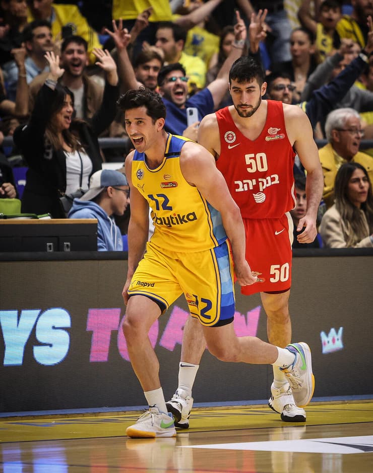 "ש לו שקט פנימי שמכניס הרבה רוגע לשאר הקבוצה" (צילום: עוז מועלם) שחקן מכבי ת"א ג'ון דיברתולומאו מול שחקן הפועל ירושלים יובל זוסמן