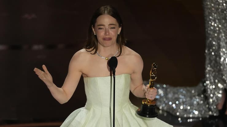 אמה סטון בטקס פרסי האוסקר, 2024 (צילום: Chris Pizzello/Invision/AP) אמה סטון