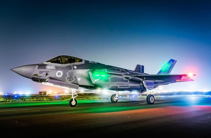 מטוס F-35 אדיר בבסיס נבטים