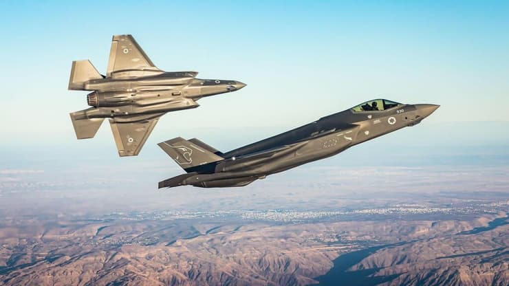 מטוס F-35 אדיר בבסיס נבטים