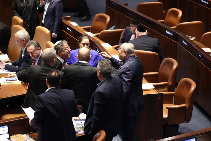 איתמר בן גביר ואחמד טיבי בעימות בהצבעה על תקציב המדינה. "מה מאפשר לשר להתנהג ככה? שכך נוהגים כולם" (צילום: עמית שאבי) הצבעה על תקציב המדינה