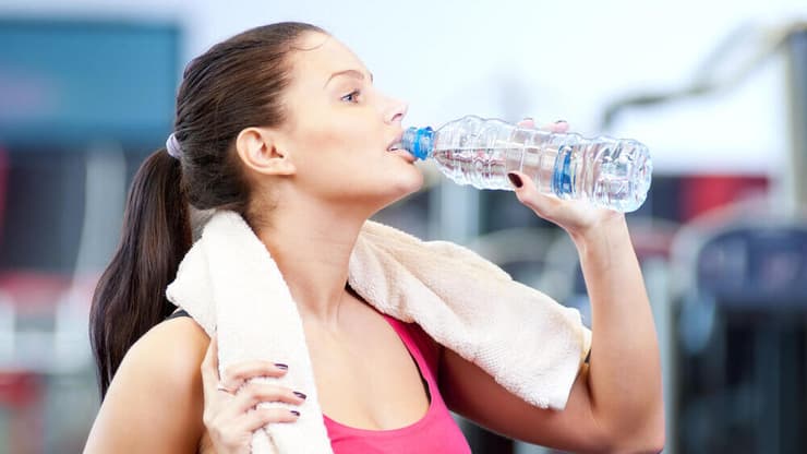 שתייה מים בקבוק פלסטיק