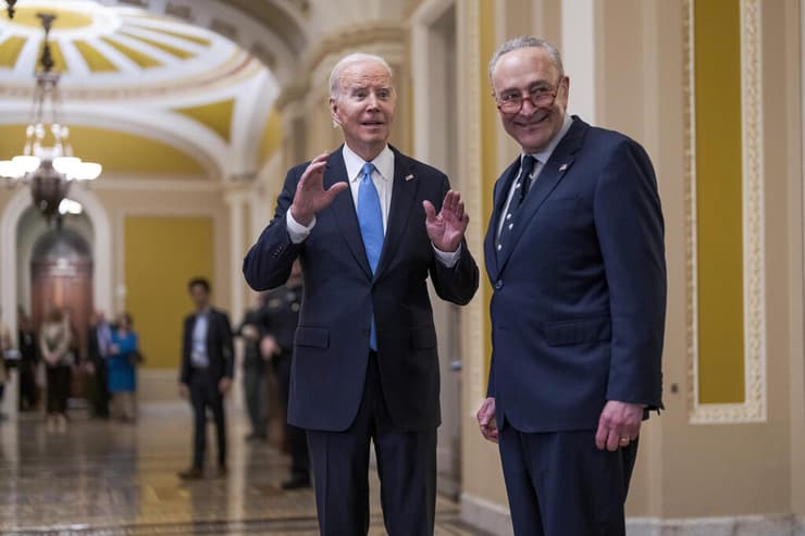 הנשיא לשעבר ג'ו ביידן עם צ'אק שומר (צילום: AP Photo / J. Scott Applewhite) ג'ו ביידן, צ'אק שומר