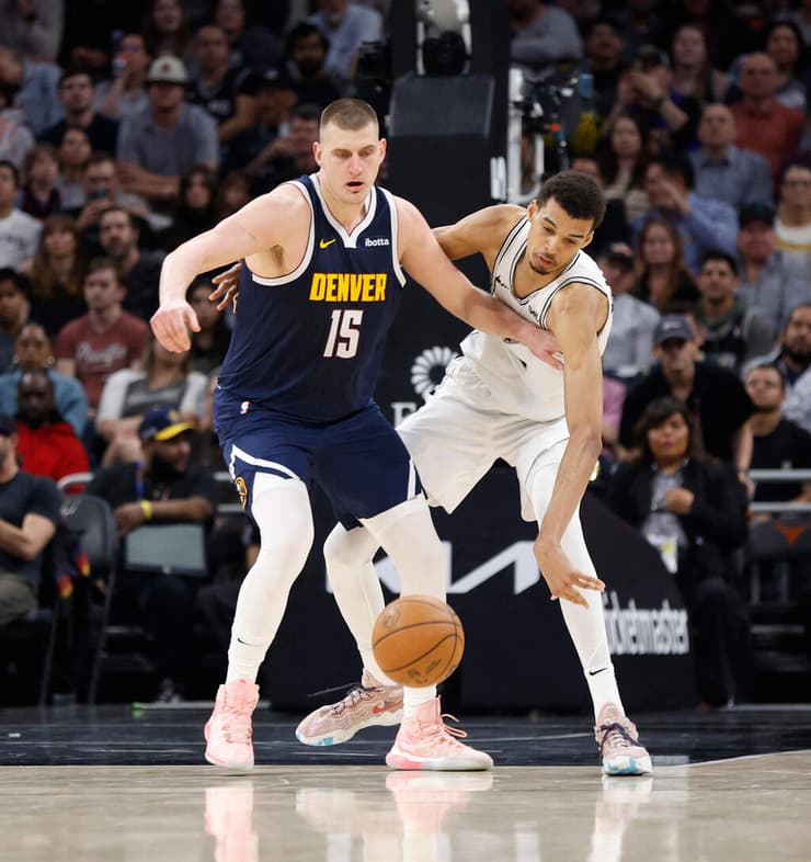 מתחרים על האולסטאר. וומבי ויוקיץ' (Ronald Cortes/AFP) שחקן דנבר נאגטס ניקולה יוקיץ' מול שחקן סן אנטוניו ספרס ויקטור וומבניאמה