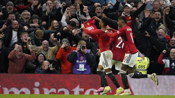 שחקני מנצ'סטר יונייטד חוגגים עם אמאד דיאלו (AP Photo/Dave Thompson) שחקני מנצ'סטר יונייטד חוגגים עם אמאדו דיאלו