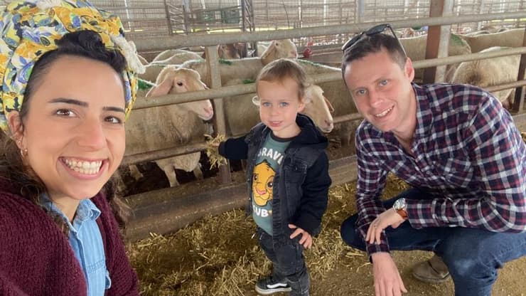 רס"ן שמיר עם אשתו ובנם (באדיבות המשפחה ) מוטי שמיר ז"ל עם בת זוגו ובנם