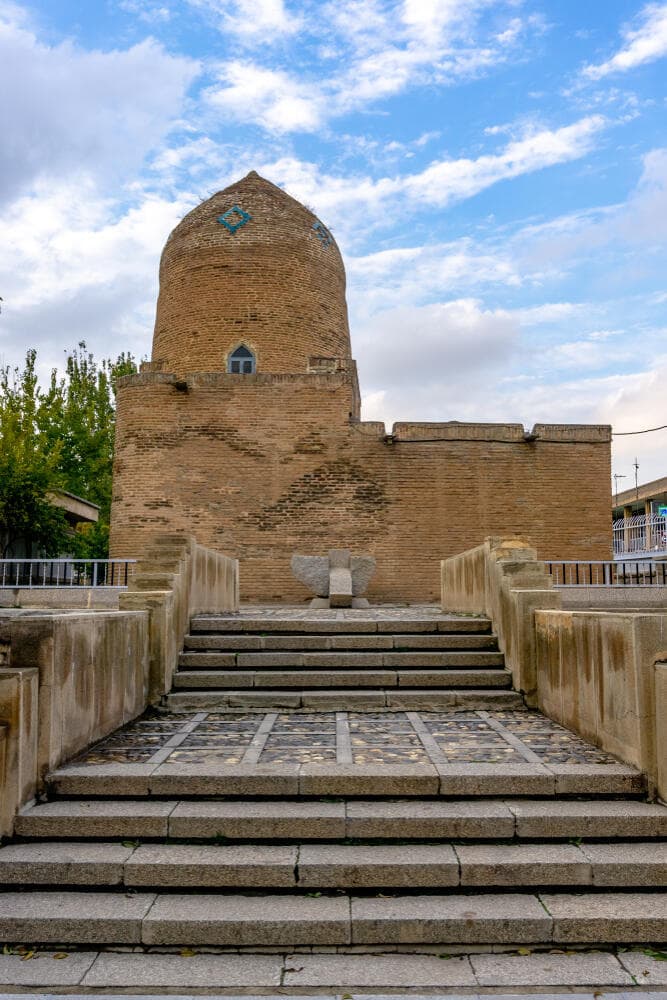 מתחם קבר מרדכי ואסתר בהמדאן, איראן (צילום: Uwe Seidner / Shutterstock) קבר מרדכי ואסתר מבחוץ