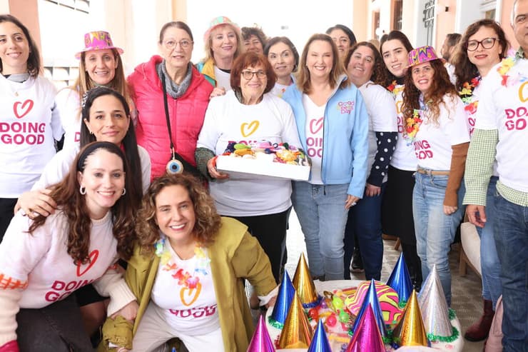 חוגגים פורים עם המפונים. עובדי עיריית גבעת שמואל, יחד עם ראש העיר, יוסי ברודני, הגיעו לשמח את המפונים מקיבוץ רעים שמתגוררים בתל אביב. למקום הגיעה גם יוזמת יום המעשים הטובים שרי אריסון