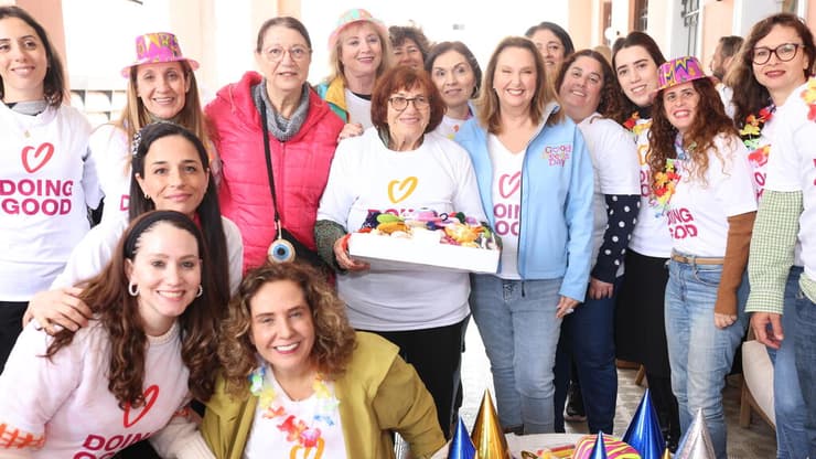 מתוך אירועי יום מעשים טובים ב-2024 - עובדי עירית גבעת שמואל חוגגים פורים עם מפוני קיבוץ רעים, יחד עם יוזמת יום מעשים טובים, שרי אריסון
<br> (צילום: אריק סולטן) חוגגים פורים עם המפונים. עובדי עיריית גבעת שמואל, יחד עם ראש העיר, יוסי ברודני, הגיעו לשמח את המפונים מקיבוץ רעים שמתגוררים בתל אביב. למקום הגיעה גם יוזמת יום המעשים הטובים שרי אריסון