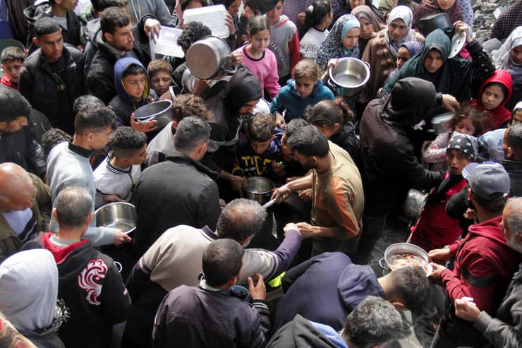 פלסטינים מתאספים לקבל מזון בג'באליה