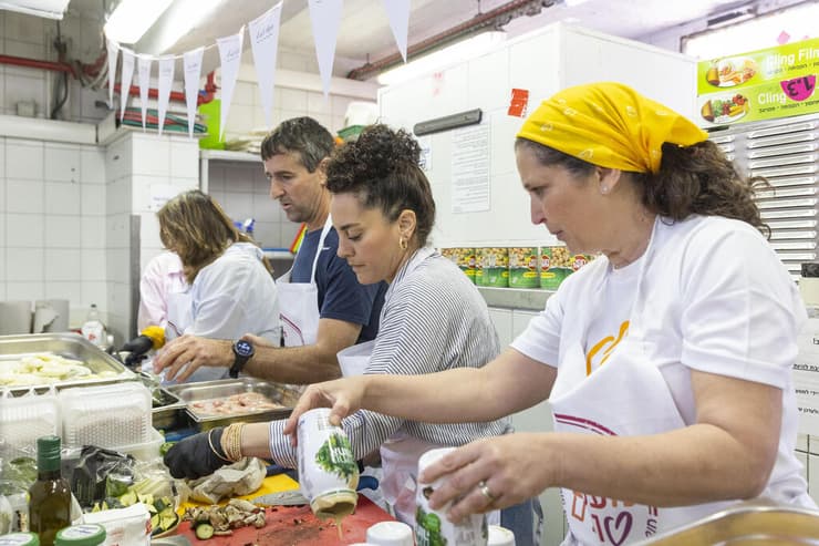 מפונים מנתיב העשרה ויד מרדכי מבשלים בעמותת לשובע
