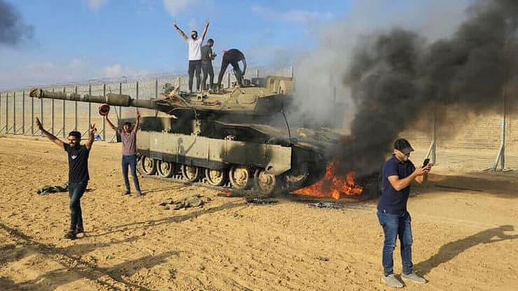 טנק 3 עולה בלהבות ב-7 באוקטובר yk13844660