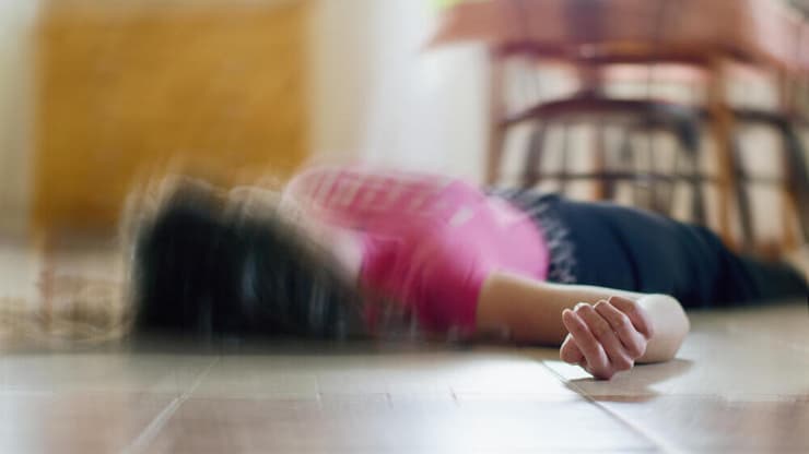 "השגיחו עליי כמו ילדה קטנה. פתאום את הופכת להיות ילדה בת חמש". נפילה כתוצאה ממחלת אפילפסיה (צילום: shutterstock) נפילה כתוצאה ממחלת אפילפסיה