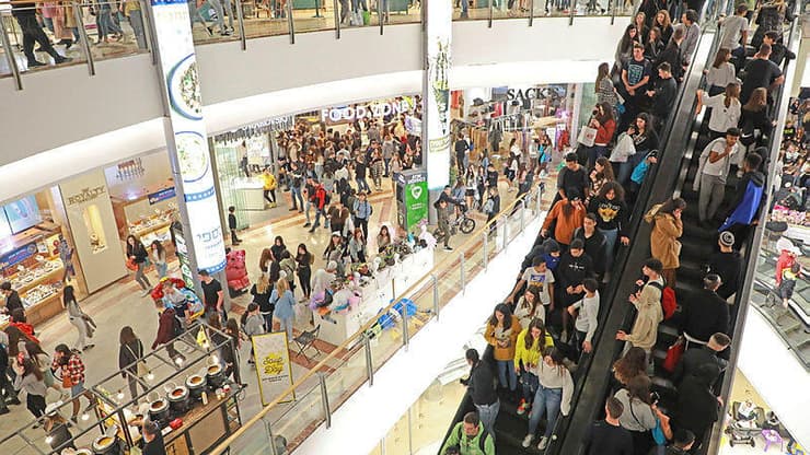 קניון עזריאלי. עשרות אלפי מבקרים ביום (צילום: דנה קופל) קניון עזריאלי