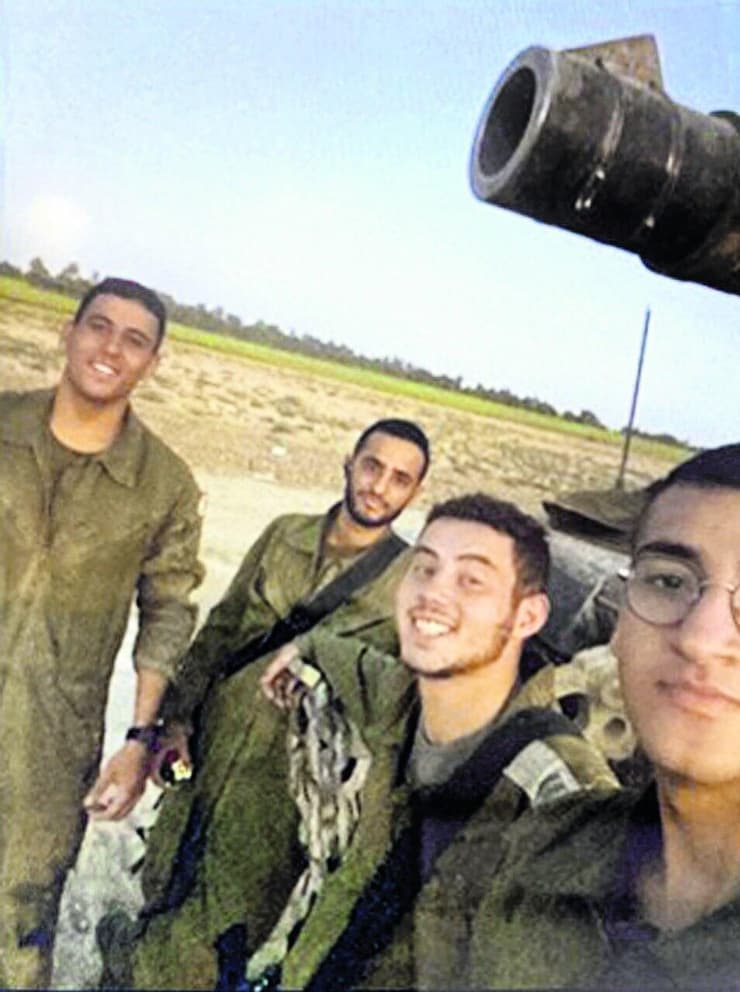 צוות טנק 3 בקו עזה.  מימין לשמאל: שקד  דהן ז"ל, עומר נאוטרה,  נמרוד כהן ועוז דניאל ז"ל.  ”המילה ’חטופים' מסירה