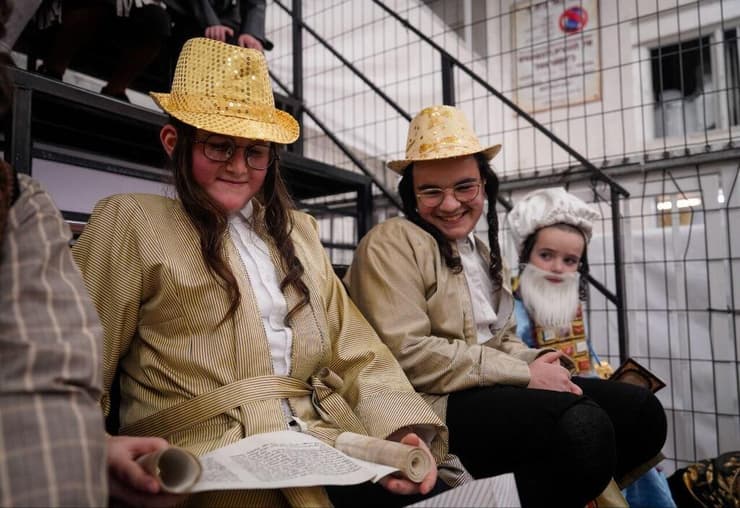 ילדים חרדים במאה שערים. לא מחפשים מותגים (צילום: שלו שלום) קריאת המגילה במאה שערים, ירושלים