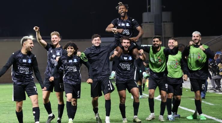 שחקני הפועל עכו חוגגים