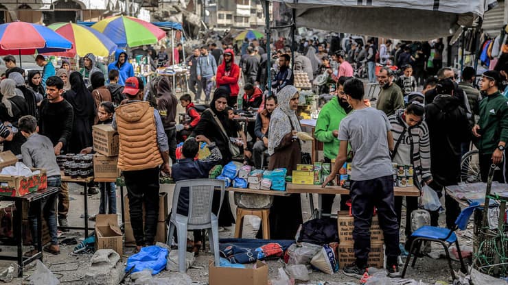 "חמאס רואה הכול". ארגון הטרור מחסל מתנגדים - וגובה עמלות על סחורות (צילום: AFP) שוק בעזה