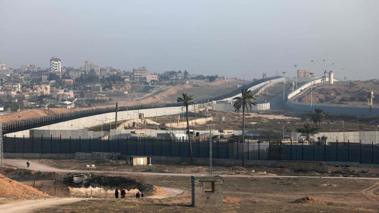 בתחילת המלחמה הקימה מצרים מתחם מגודר לשהות זמנית של עזתים בעלי יכולת (צילום: MOHAMMED ABED / AFP) גבול מצרים ברפיח שבדרום רצועת עזה