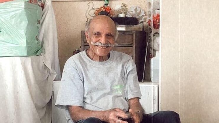 שלמה מנצור עם כוס הקפה האהובה