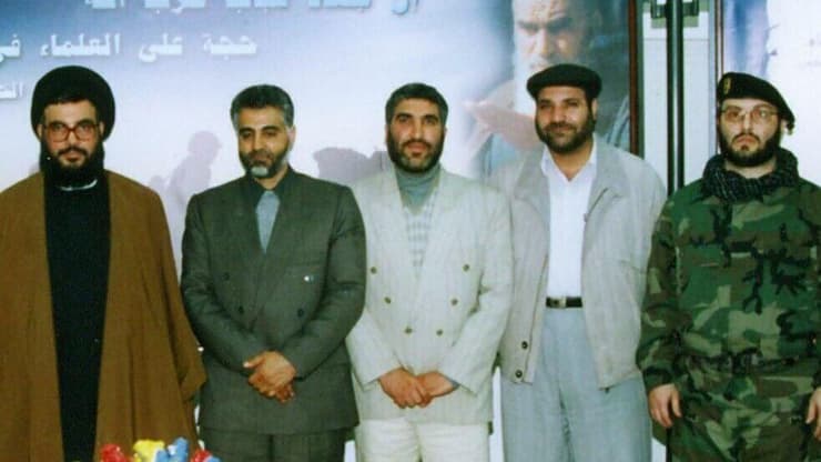 חסן מהדווי (שני מימין), וקאסם סולימאני (רביעי מימין) לצד נסראללה. ארכיון עימאד מורנייה, חסן מהדווי, אחמד קזמי, קאסם סולימאני וחסן נסראללה