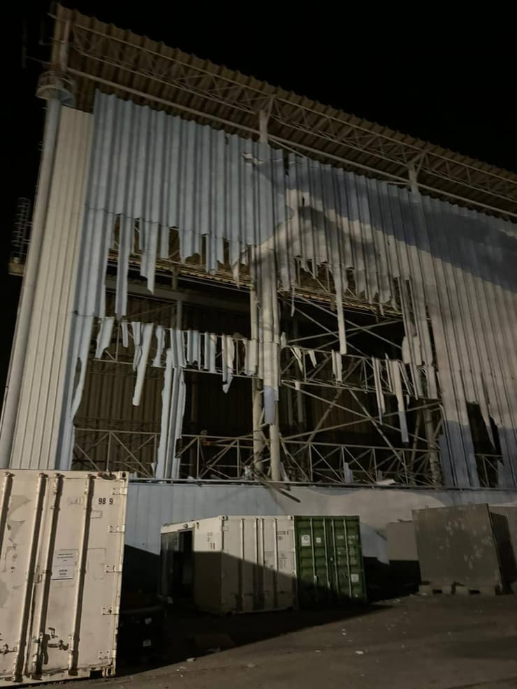 האנגר בבסיס חיל הים באילת שנפגע מכטב"מ ששוגר מעיראק