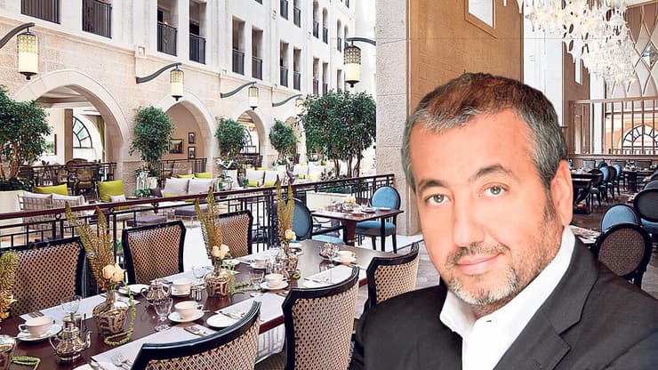 מישל אוחיון על רקע מלון וולדורף אסטוריה בירושלים