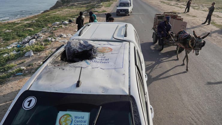 רכב של ארגון World Central Kitchen שהותקף בשנה שעברה (צילום: AFP) רכב של ארגון הסיוע הבינלאומי WCK שהותקף ברצועת עזה