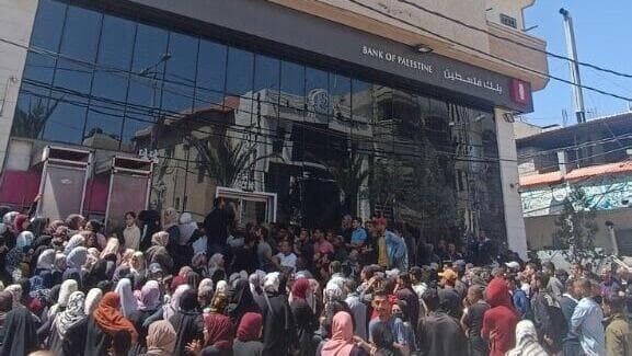 המונים מול בנק פלסטין בעזה יום משכורות בעזה תחת איומי פרוטקשן מחמאס