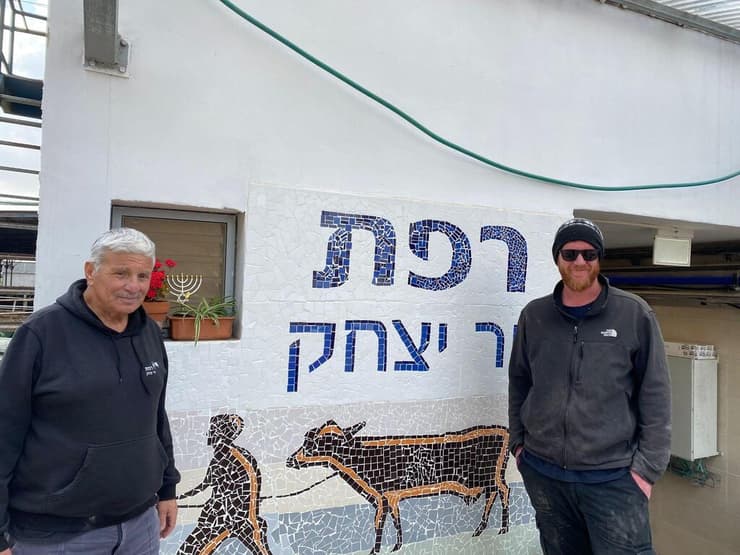 שמיל בלברמן (משמאל), אביו של יאיר ומנהל הרפת בניר יצחק (צילום: עומר משיח) שמואל (שמיל) בלברמן, רכז רפתות הנגב והעוטף, קיבוץ ניר יצחק
