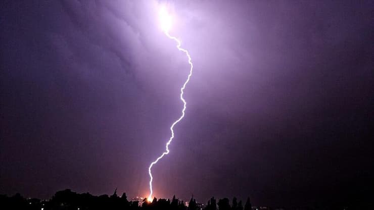סופת ברקים בפתח תקווה. ארכיון (צילום: רותם נאור, גני תקווה) סופת ברקים בפתח תקווה