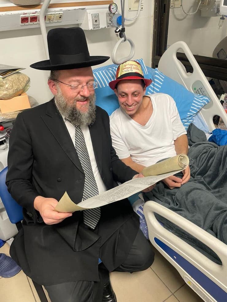 הנכד אריה לוין, הרב של צפון תל אביב, קורא ממגילת אסתר לחייל שנפצע במלחמה