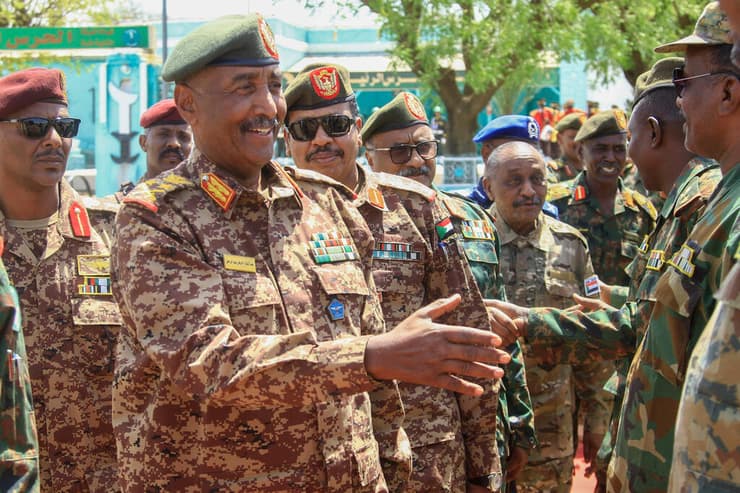 "נמצה את הדין עם הפושעים האלה". מפקד צבא סודן אל-בורהאן (צילום: AFP) מפקד צבא סודן גנרל עבד אל פתאח אל בורהאן